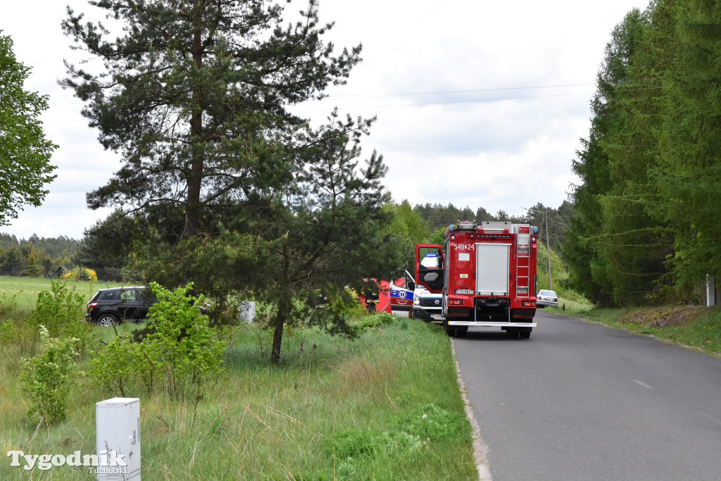 Nie udało się uratować życia mężczyzny, który upadł przy drodze w Trzebcinach