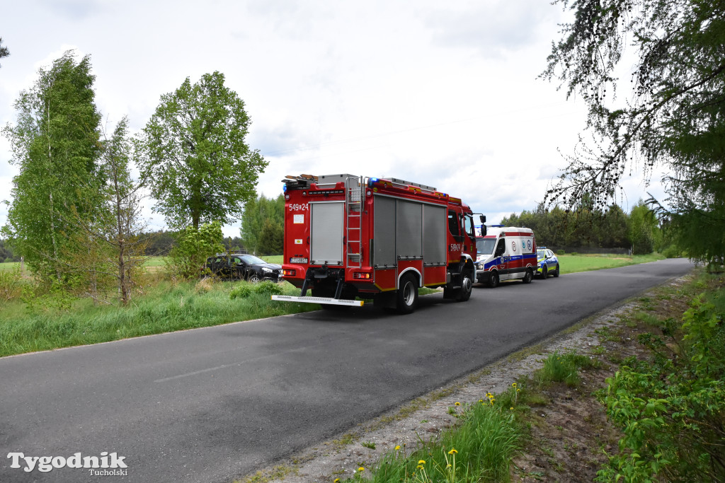 Nie udało się uratować życia mężczyzny, który upadł przy drodze w Trzebcinach