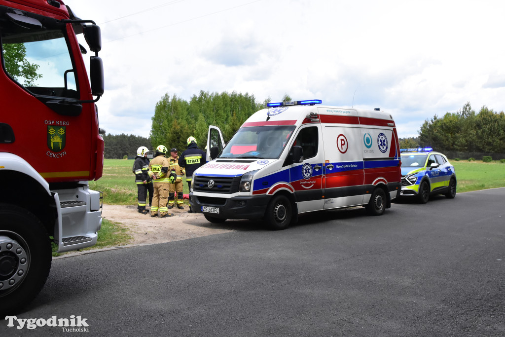 Nie udało się uratować życia mężczyzny, który upadł przy drodze w Trzebcinach