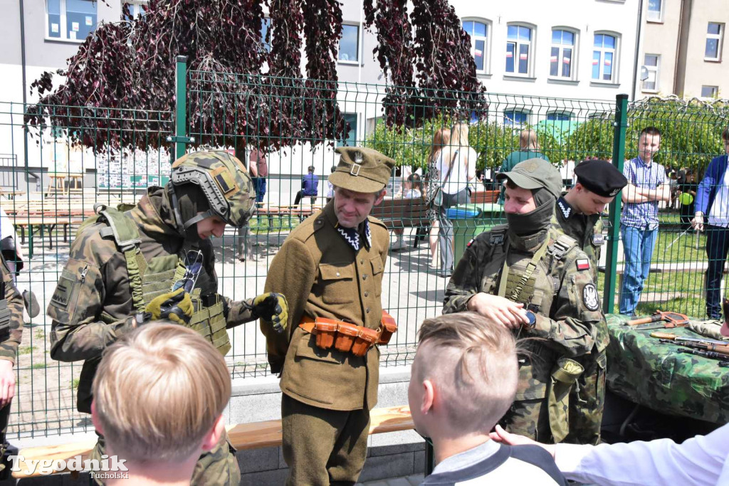 Uroczystość z okazji nadania Szkole Podstawowej w Lubiewie im. Wojska Polskiego