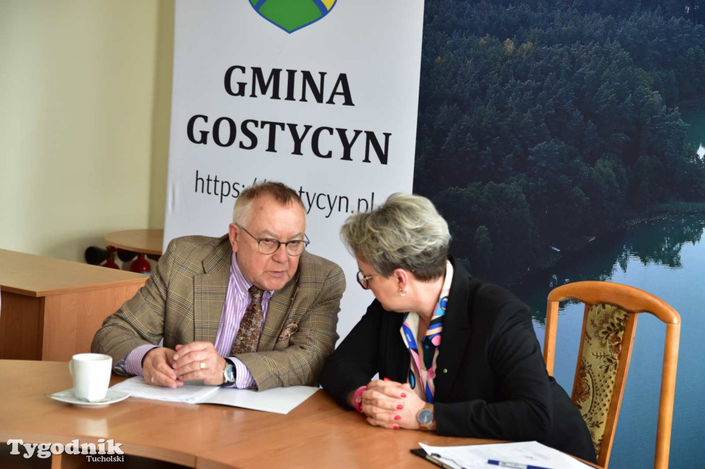 Podpisanie umowy na budowe bloków w Gostycynie