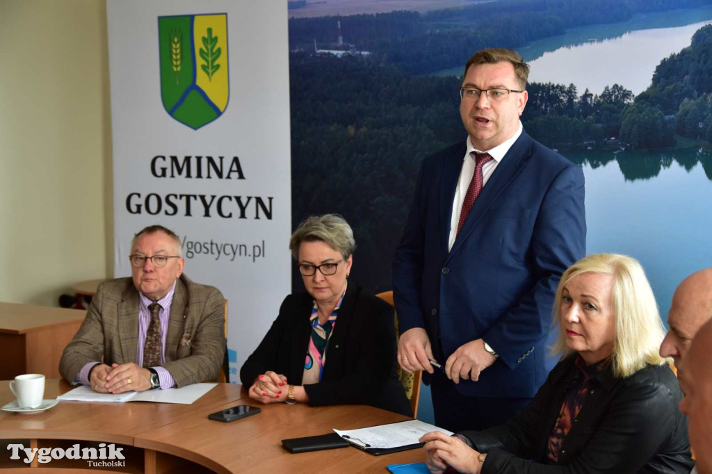 Podpisanie umowy na budowe bloków w Gostycynie