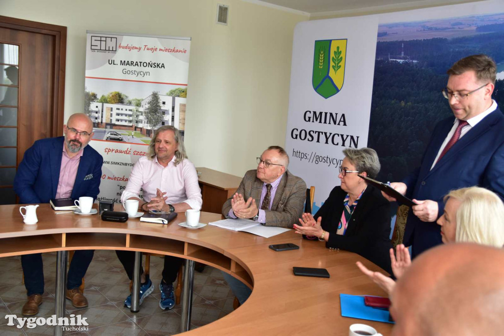 Podpisanie umowy na budowe bloków w Gostycynie