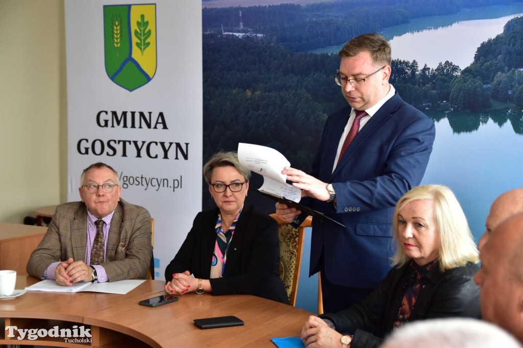 Podpisanie umowy na budowe bloków w Gostycynie