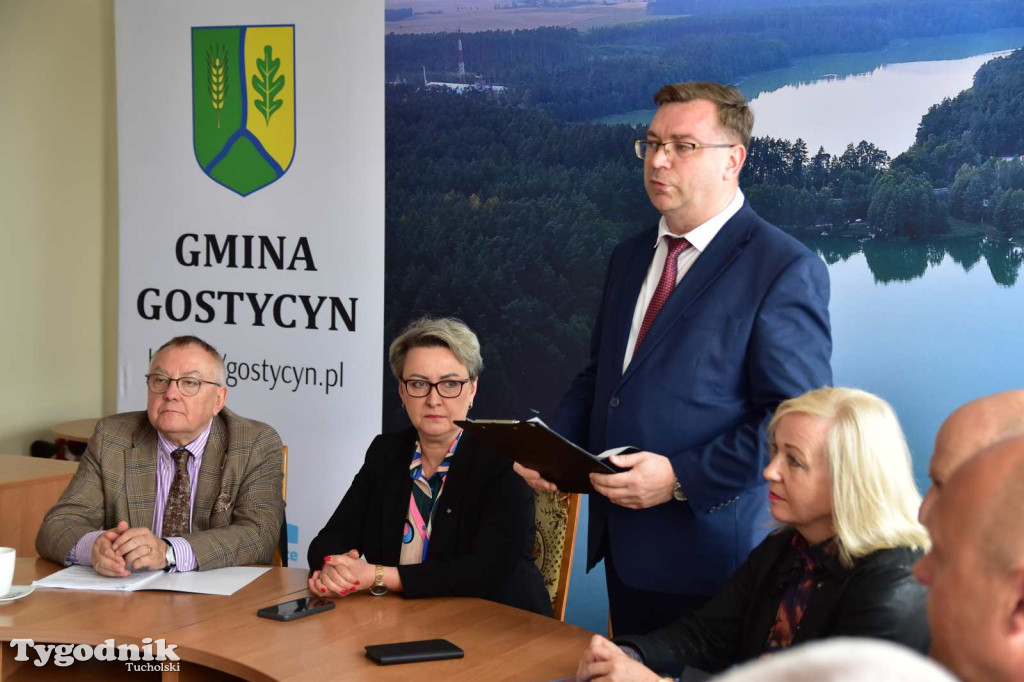 Podpisanie umowy na budowe bloków w Gostycynie