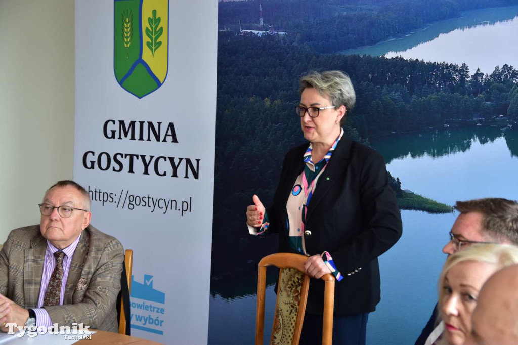 Podpisanie umowy na budowe bloków w Gostycynie