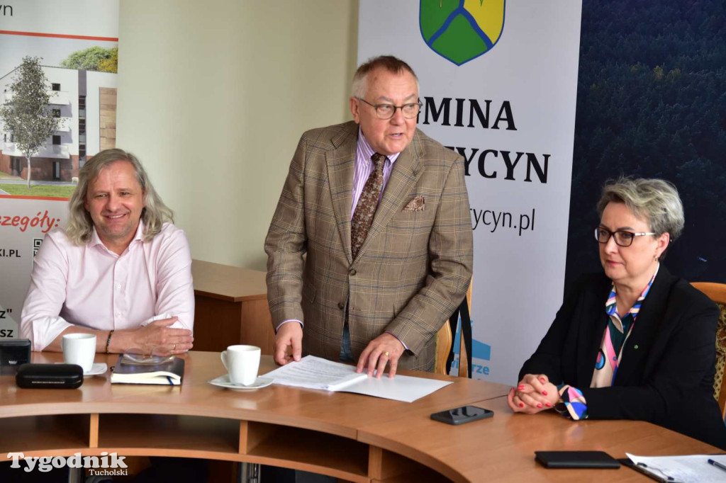 Podpisanie umowy na budowe bloków w Gostycynie