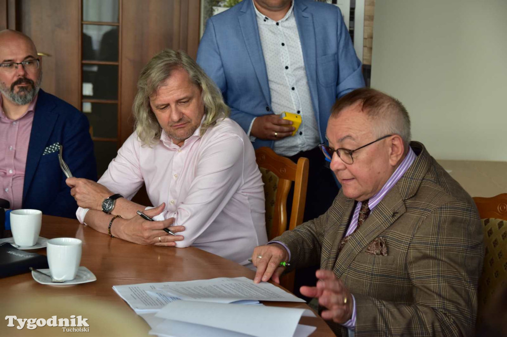 Podpisanie umowy na budowe bloków w Gostycynie