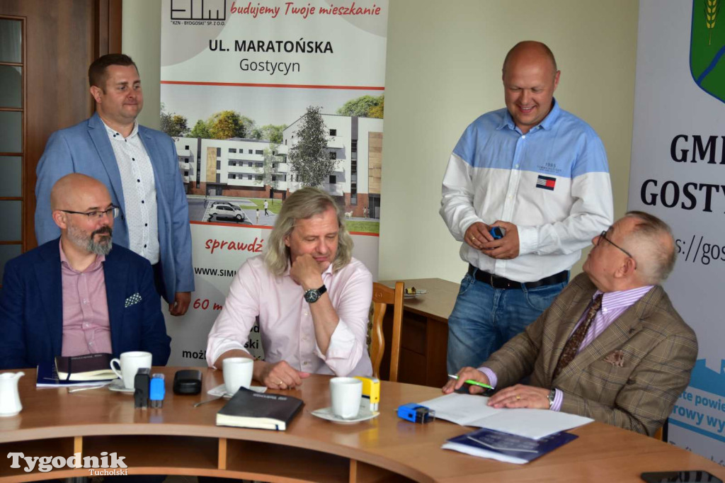Podpisanie umowy na budowe bloków w Gostycynie