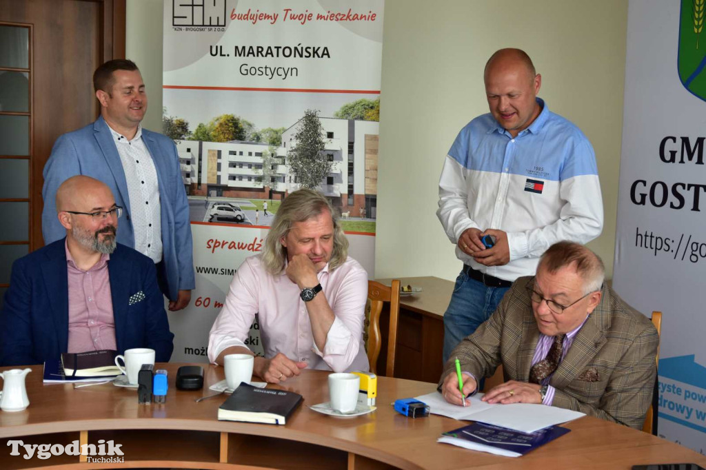 Podpisanie umowy na budowe bloków w Gostycynie