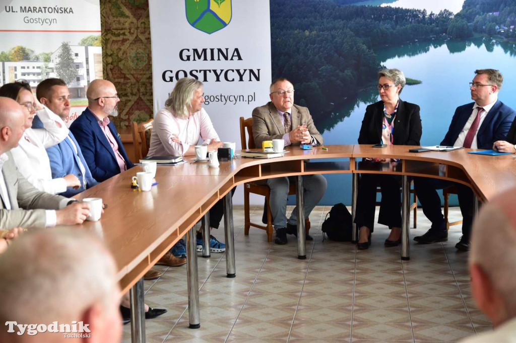 Podpisanie umowy na budowe bloków w Gostycynie