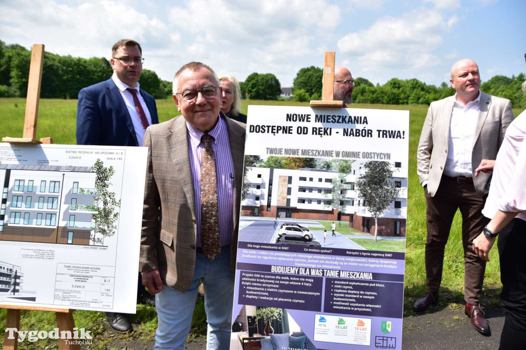 Podpisanie umowy na budowe bloków w Gostycynie
