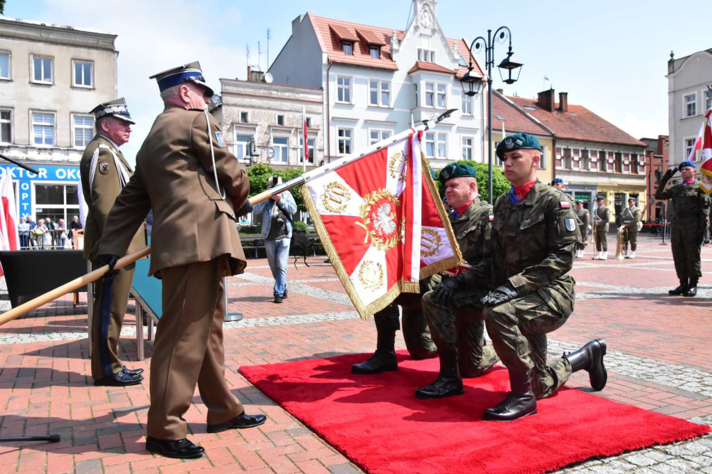 Tuchola: Uroczystość wręczenia sztandaru 11. Wojskowego Oddziału Gospodarczego