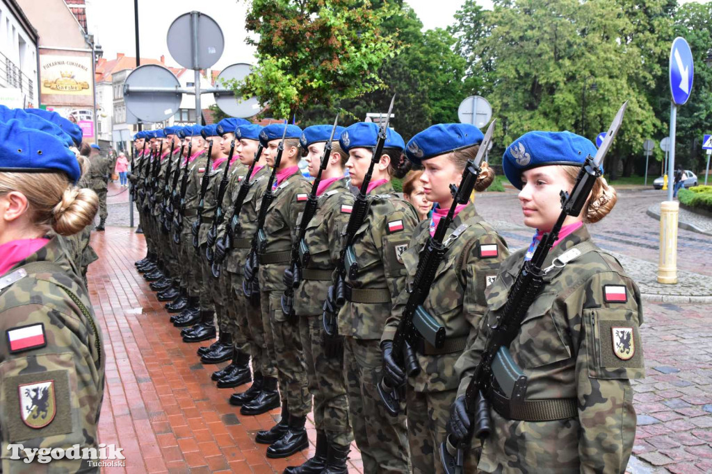 Tuchola: Uroczystość wręczenia sztandaru 11. Wojskowego Oddziału Gospodarczego