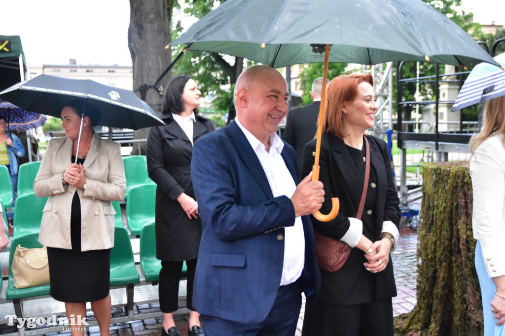 Tuchola: Uroczystość wręczenia sztandaru 11. Wojskowego Oddziału Gospodarczego