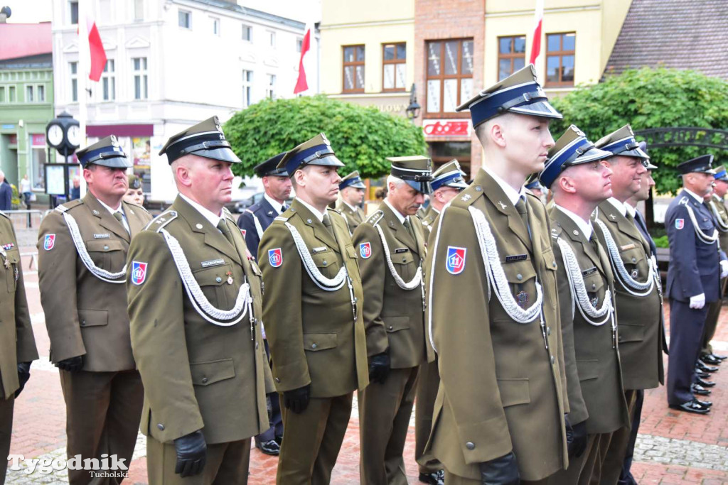Tuchola: Uroczystość wręczenia sztandaru 11. Wojskowego Oddziału Gospodarczego