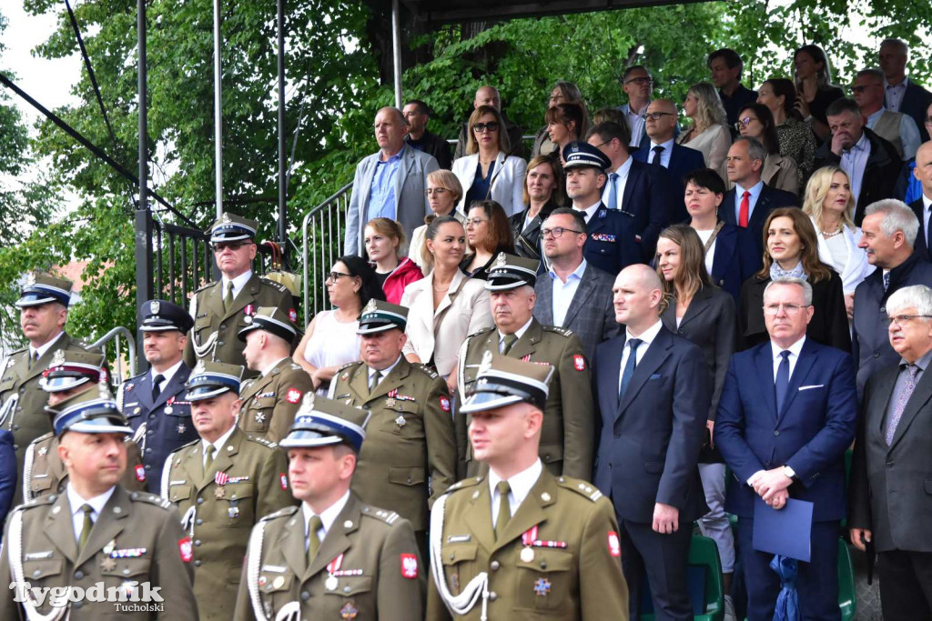 Tuchola: Uroczystość wręczenia sztandaru 11. Wojskowego Oddziału Gospodarczego
