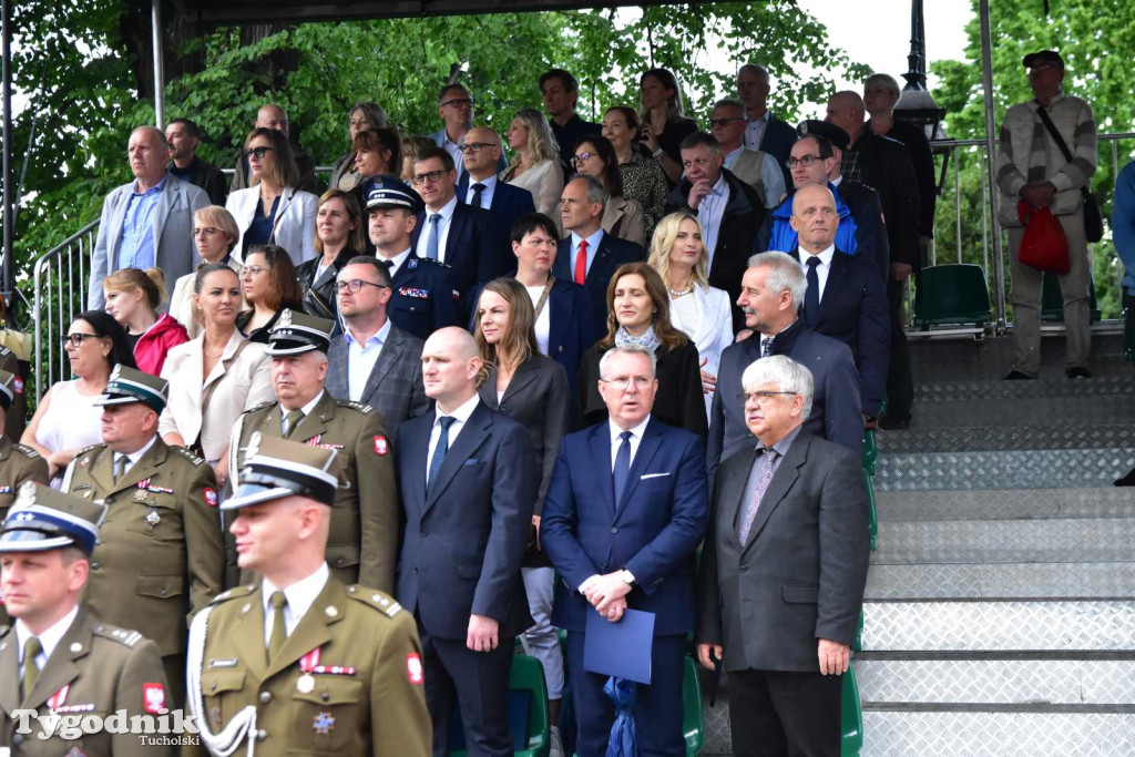 Tuchola: Uroczystość wręczenia sztandaru 11. Wojskowego Oddziału Gospodarczego