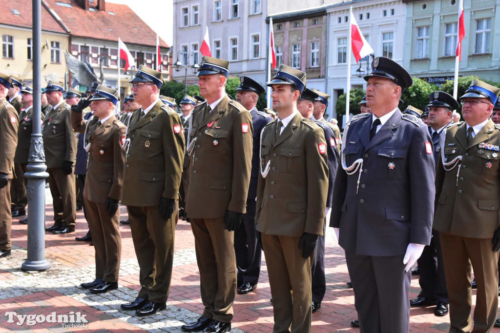 Tuchola: Uroczystość wręczenia sztandaru 11. Wojskowego Oddziału Gospodarczego