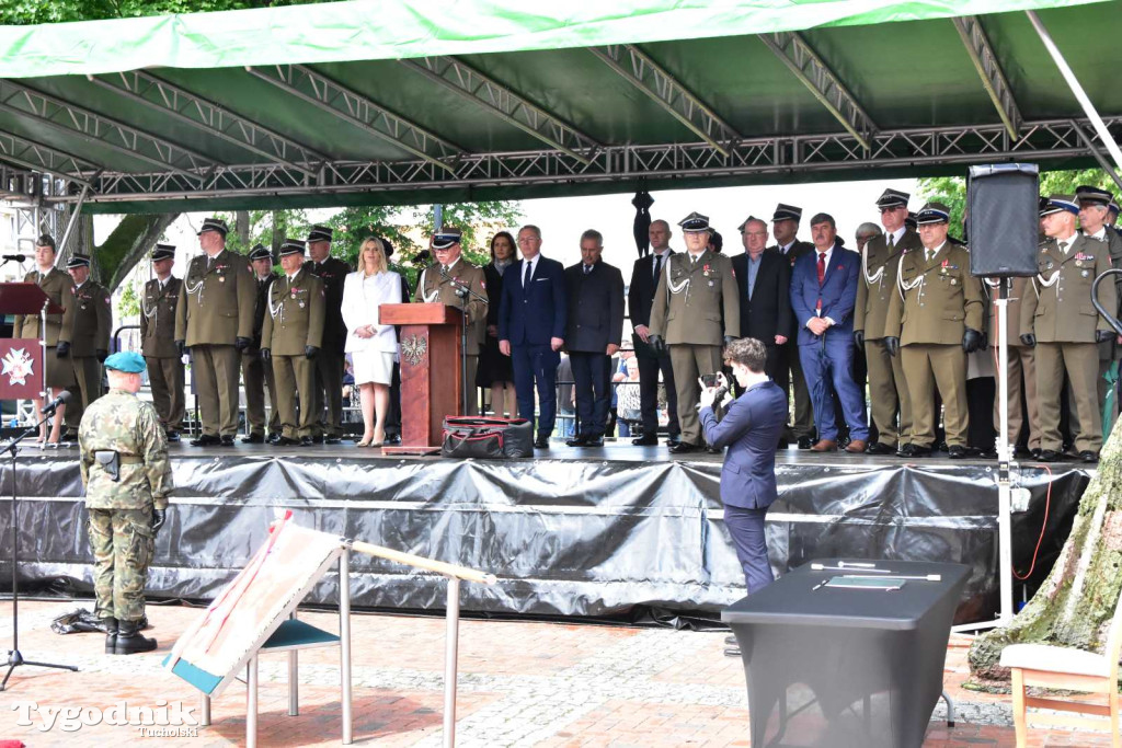 Tuchola: Uroczystość wręczenia sztandaru 11. Wojskowego Oddziału Gospodarczego