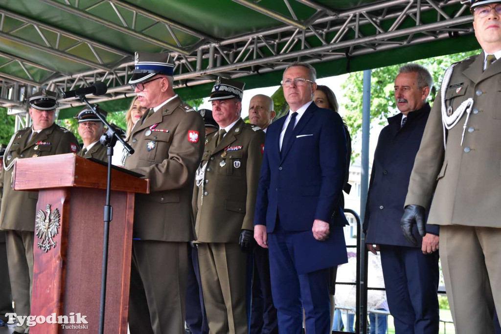 Tuchola: Uroczystość wręczenia sztandaru 11. Wojskowego Oddziału Gospodarczego