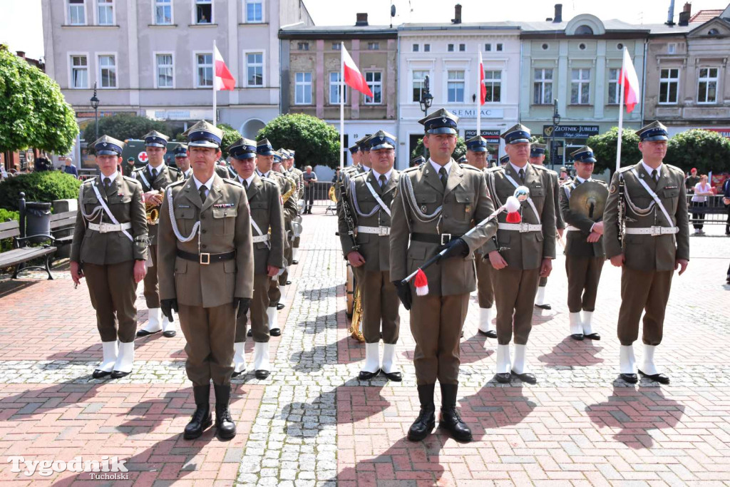 Tuchola: Uroczystość wręczenia sztandaru 11. Wojskowego Oddziału Gospodarczego