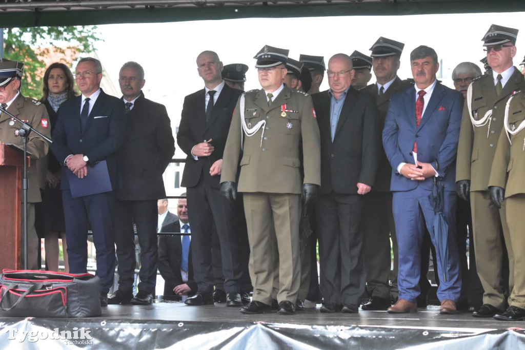 Tuchola: Uroczystość wręczenia sztandaru 11. Wojskowego Oddziału Gospodarczego