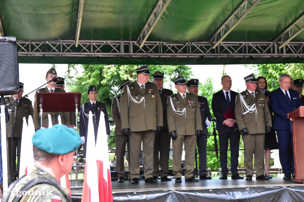 Tuchola: Uroczystość wręczenia sztandaru 11. Wojskowego Oddziału Gospodarczego