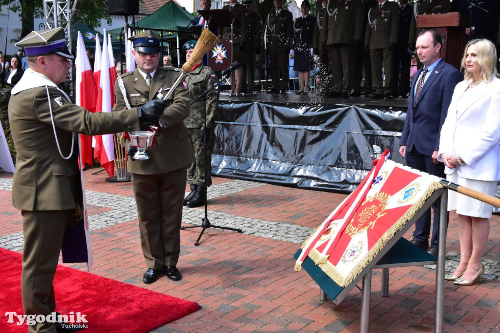 Tuchola: Uroczystość wręczenia sztandaru 11. Wojskowego Oddziału Gospodarczego