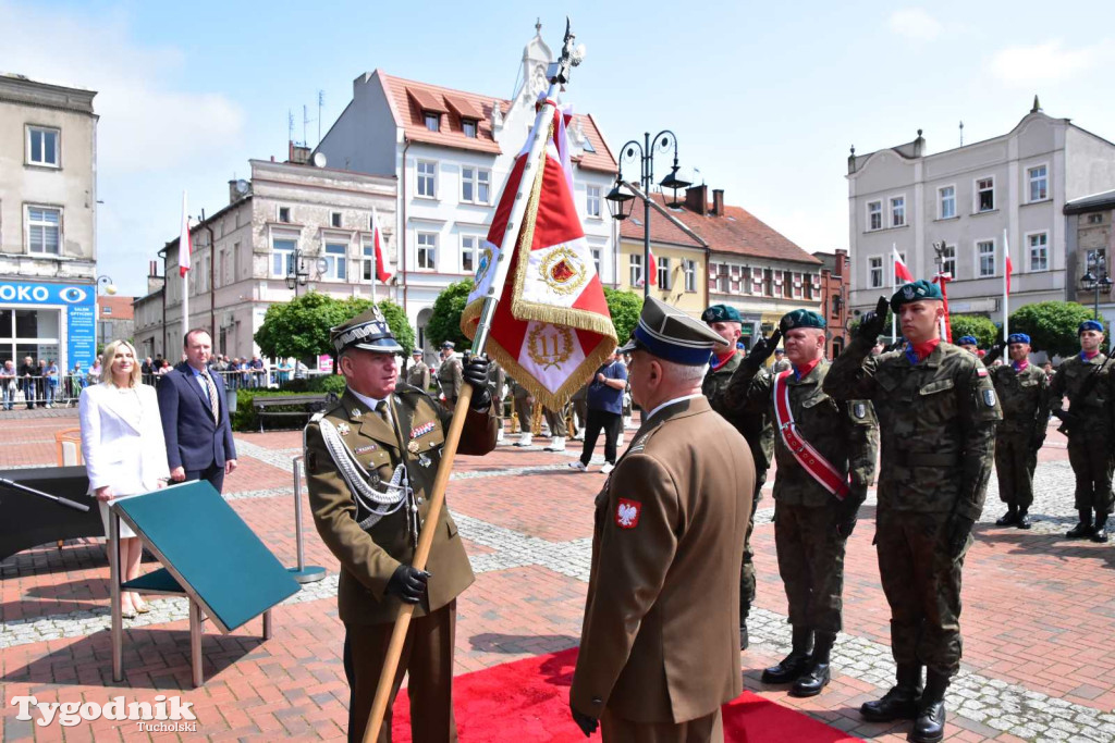 Tuchola: Uroczystość wręczenia sztandaru 11. Wojskowego Oddziału Gospodarczego