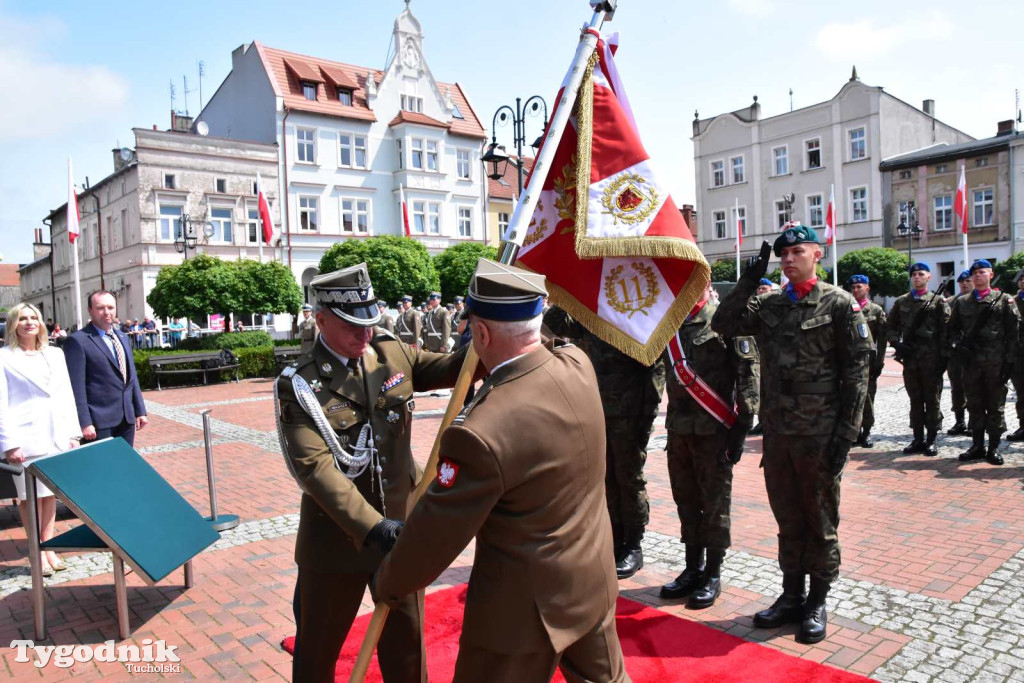 Tuchola: Uroczystość wręczenia sztandaru 11. Wojskowego Oddziału Gospodarczego