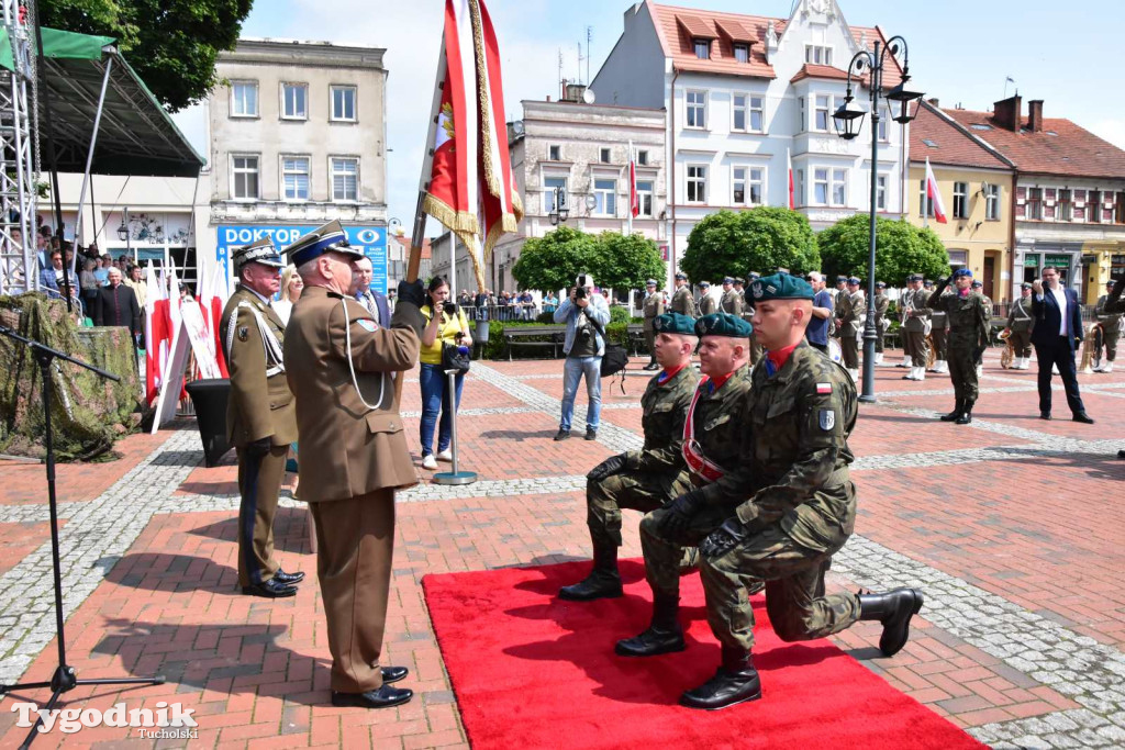 Tuchola: Uroczystość wręczenia sztandaru 11. Wojskowego Oddziału Gospodarczego