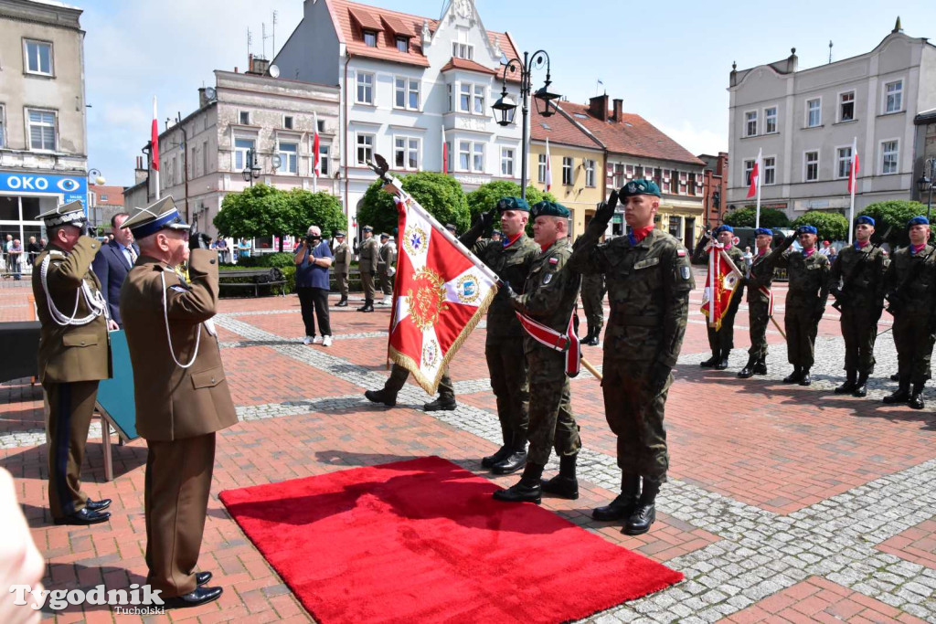 Tuchola: Uroczystość wręczenia sztandaru 11. Wojskowego Oddziału Gospodarczego