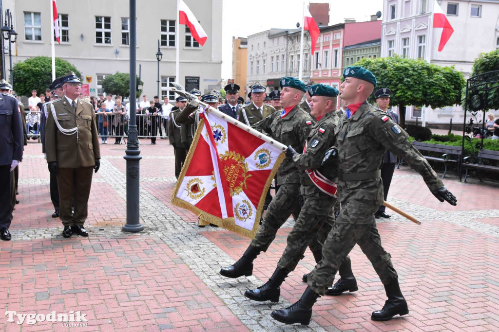 Tuchola: Uroczystość wręczenia sztandaru 11. Wojskowego Oddziału Gospodarczego