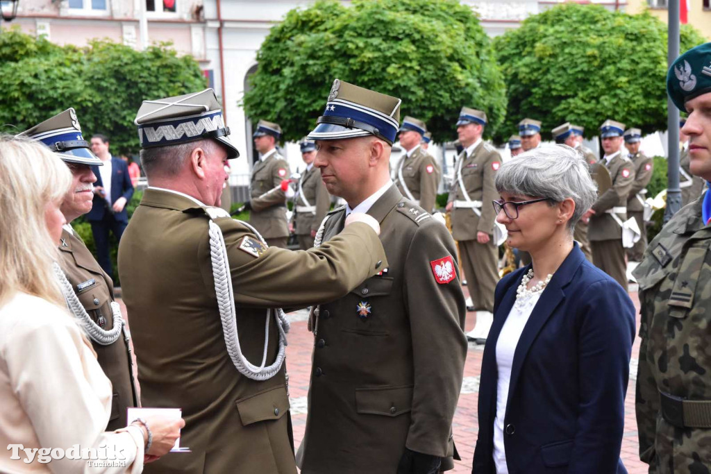Tuchola: Uroczystość wręczenia sztandaru 11. Wojskowego Oddziału Gospodarczego