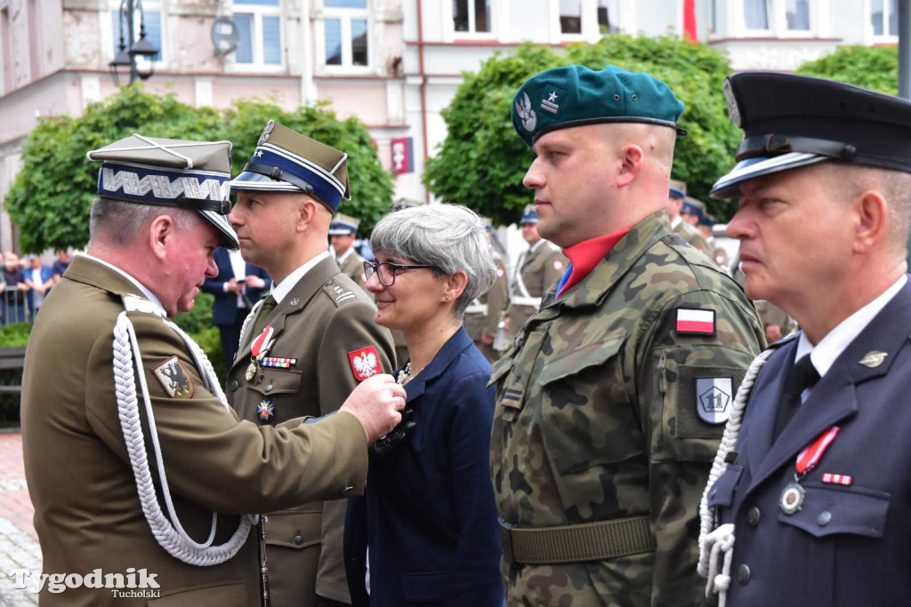 Tuchola: Uroczystość wręczenia sztandaru 11. Wojskowego Oddziału Gospodarczego