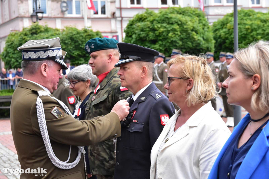 Tuchola: Uroczystość wręczenia sztandaru 11. Wojskowego Oddziału Gospodarczego