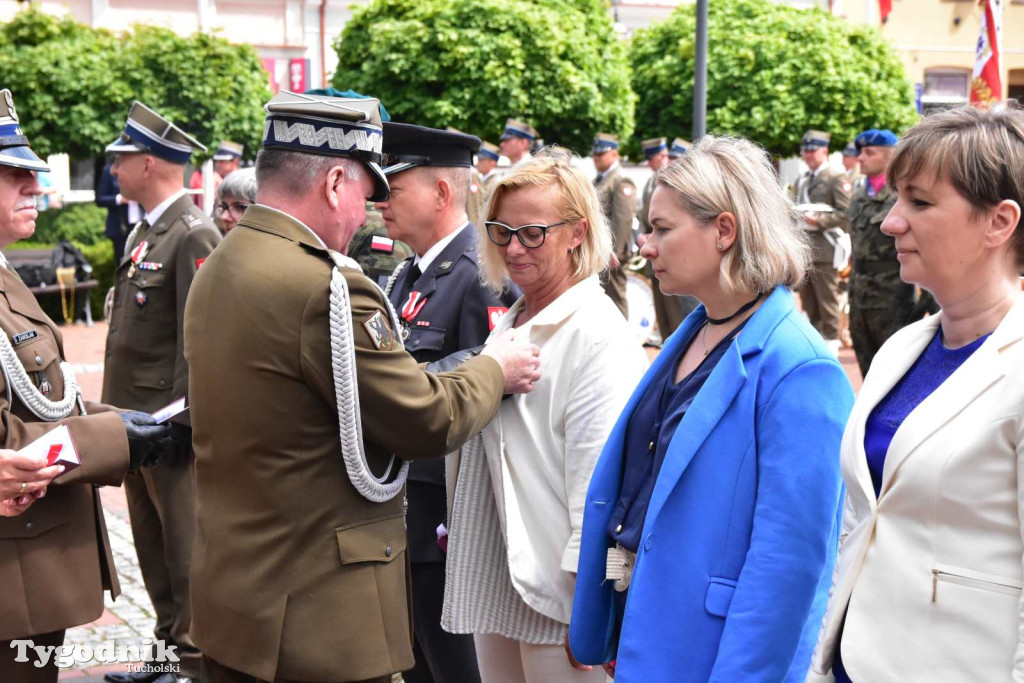 Tuchola: Uroczystość wręczenia sztandaru 11. Wojskowego Oddziału Gospodarczego