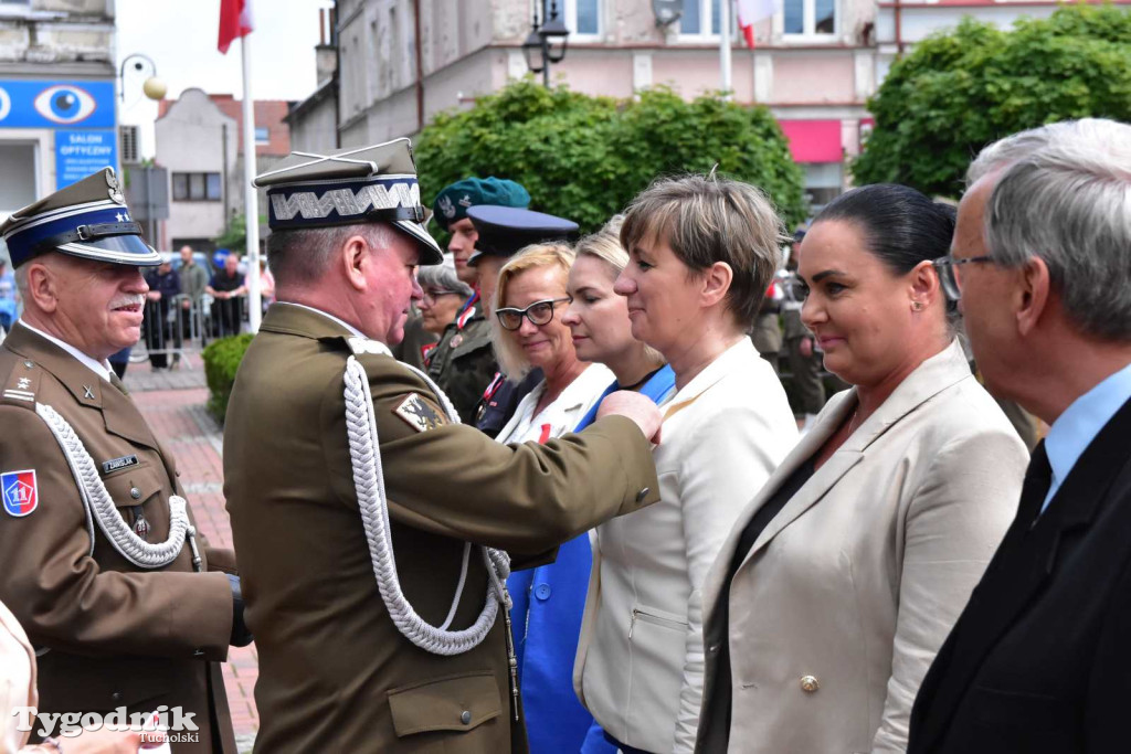 Tuchola: Uroczystość wręczenia sztandaru 11. Wojskowego Oddziału Gospodarczego