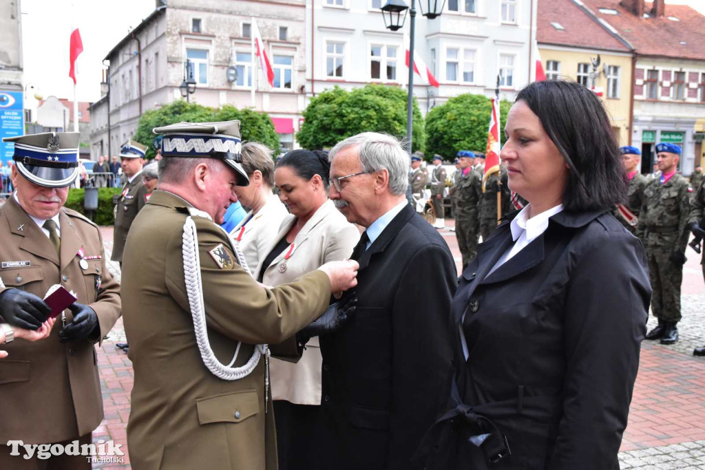 Tuchola: Uroczystość wręczenia sztandaru 11. Wojskowego Oddziału Gospodarczego