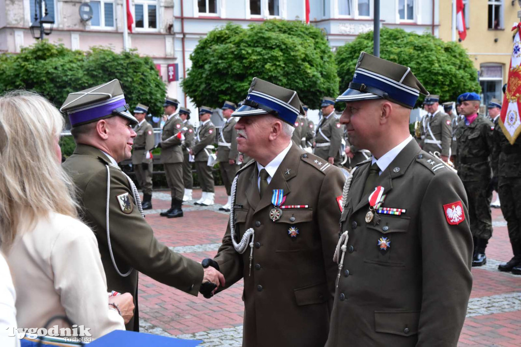 Tuchola: Uroczystość wręczenia sztandaru 11. Wojskowego Oddziału Gospodarczego