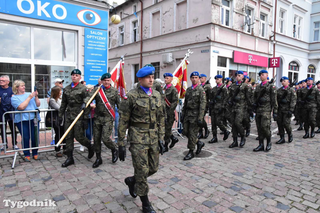 Tuchola: Uroczystość wręczenia sztandaru 11. Wojskowego Oddziału Gospodarczego