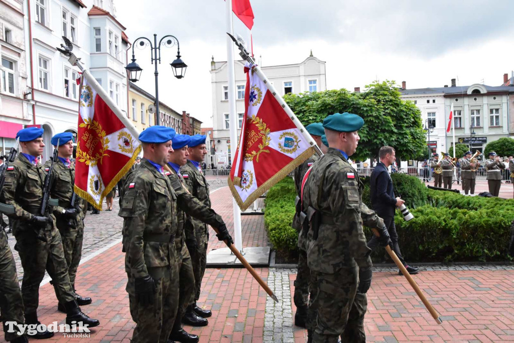 Tuchola: Uroczystość wręczenia sztandaru 11. Wojskowego Oddziału Gospodarczego
