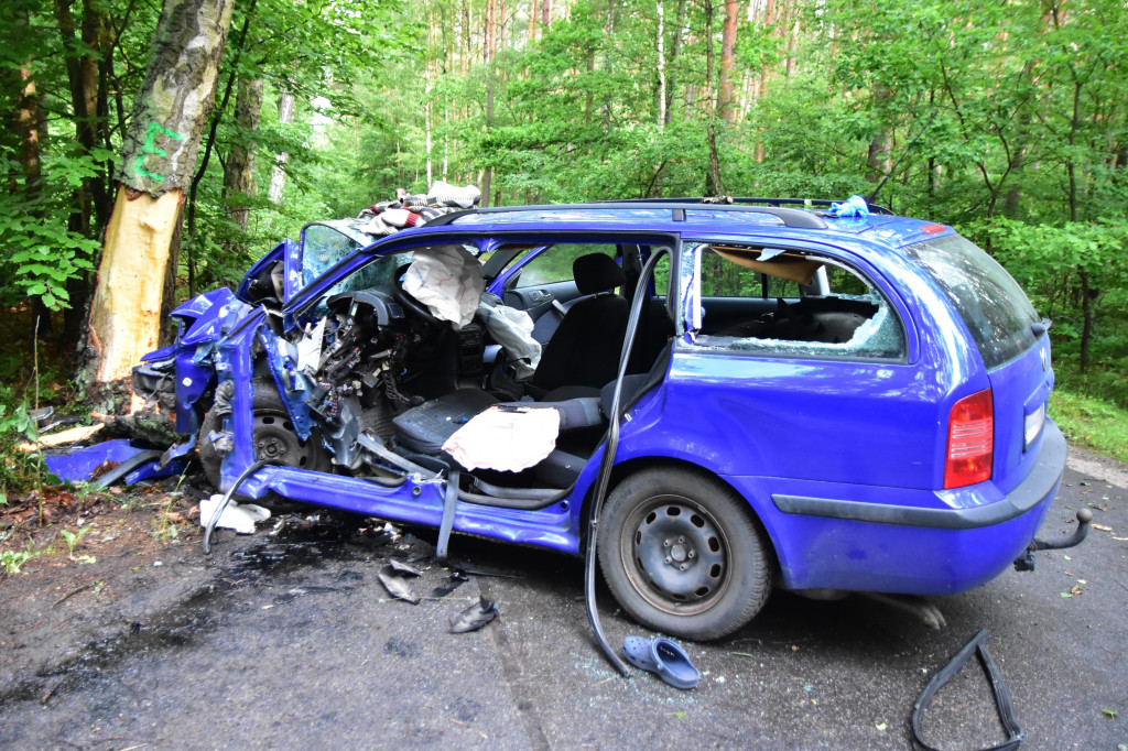 Gm. Lubiewo: Fatalnie wyglądający wypadek. Kierujący skodą octavią uderzył w drzewo!