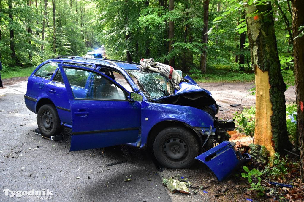 Gm. Lubiewo: Fatalnie wyglądający wypadek. Kierujący skodą octavią uderzył w drzewo!