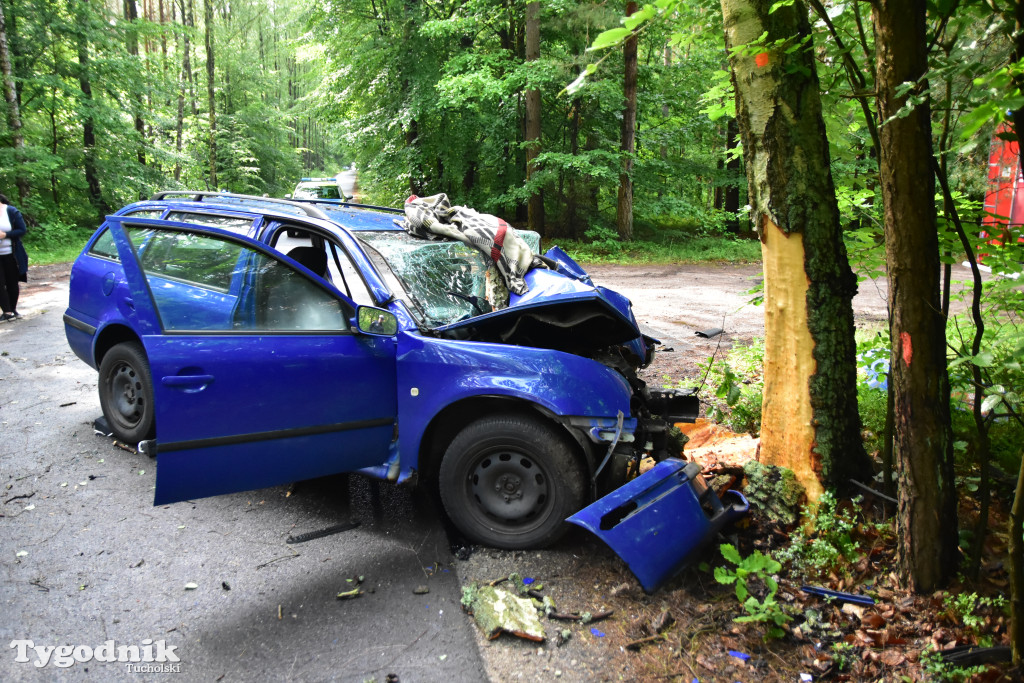 Gm. Lubiewo: Fatalnie wyglądający wypadek. Kierujący skodą octavią uderzył w drzewo!
