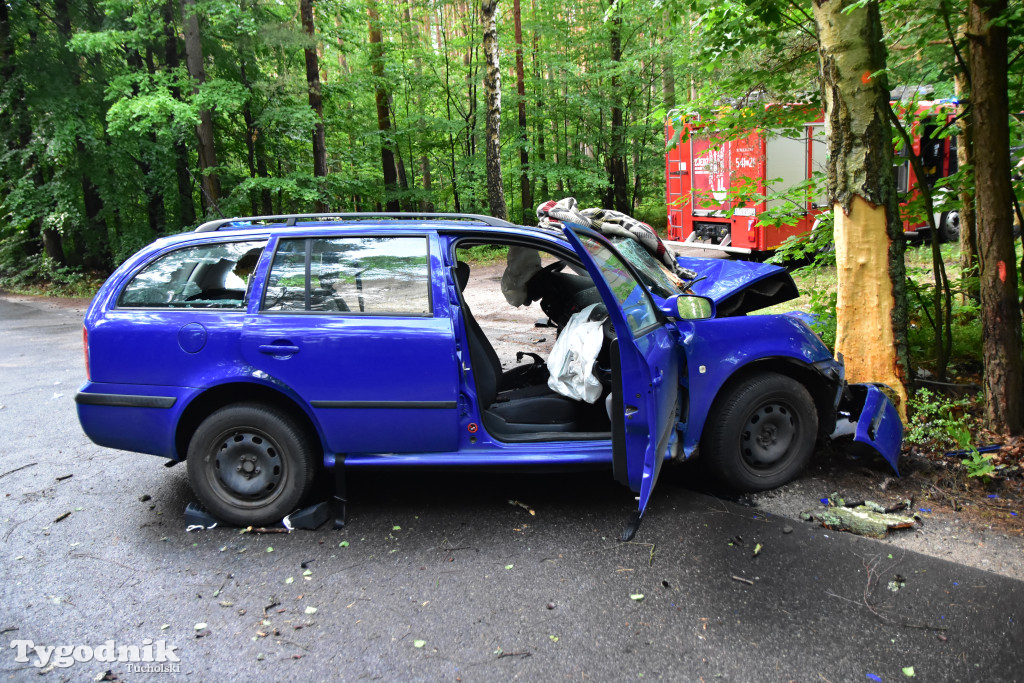 Gm. Lubiewo: Fatalnie wyglądający wypadek. Kierujący skodą octavią uderzył w drzewo!