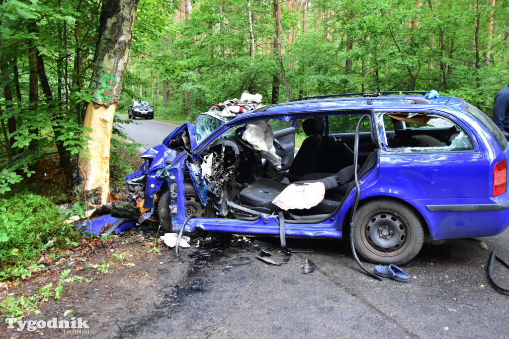Gm. Lubiewo: Fatalnie wyglądający wypadek. Kierujący skodą octavią uderzył w drzewo!