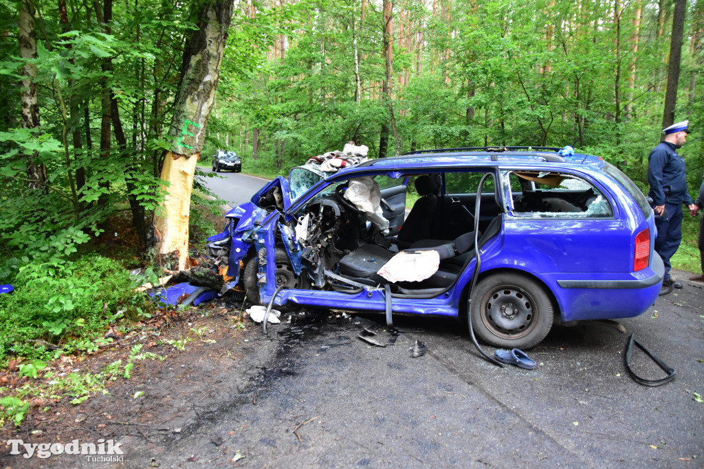 Gm. Lubiewo: Fatalnie wyglądający wypadek. Kierujący skodą octavią uderzył w drzewo!