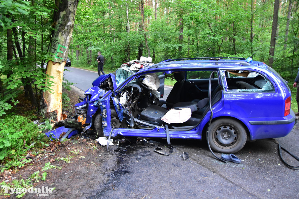 Gm. Lubiewo: Fatalnie wyglądający wypadek. Kierujący skodą octavią uderzył w drzewo!